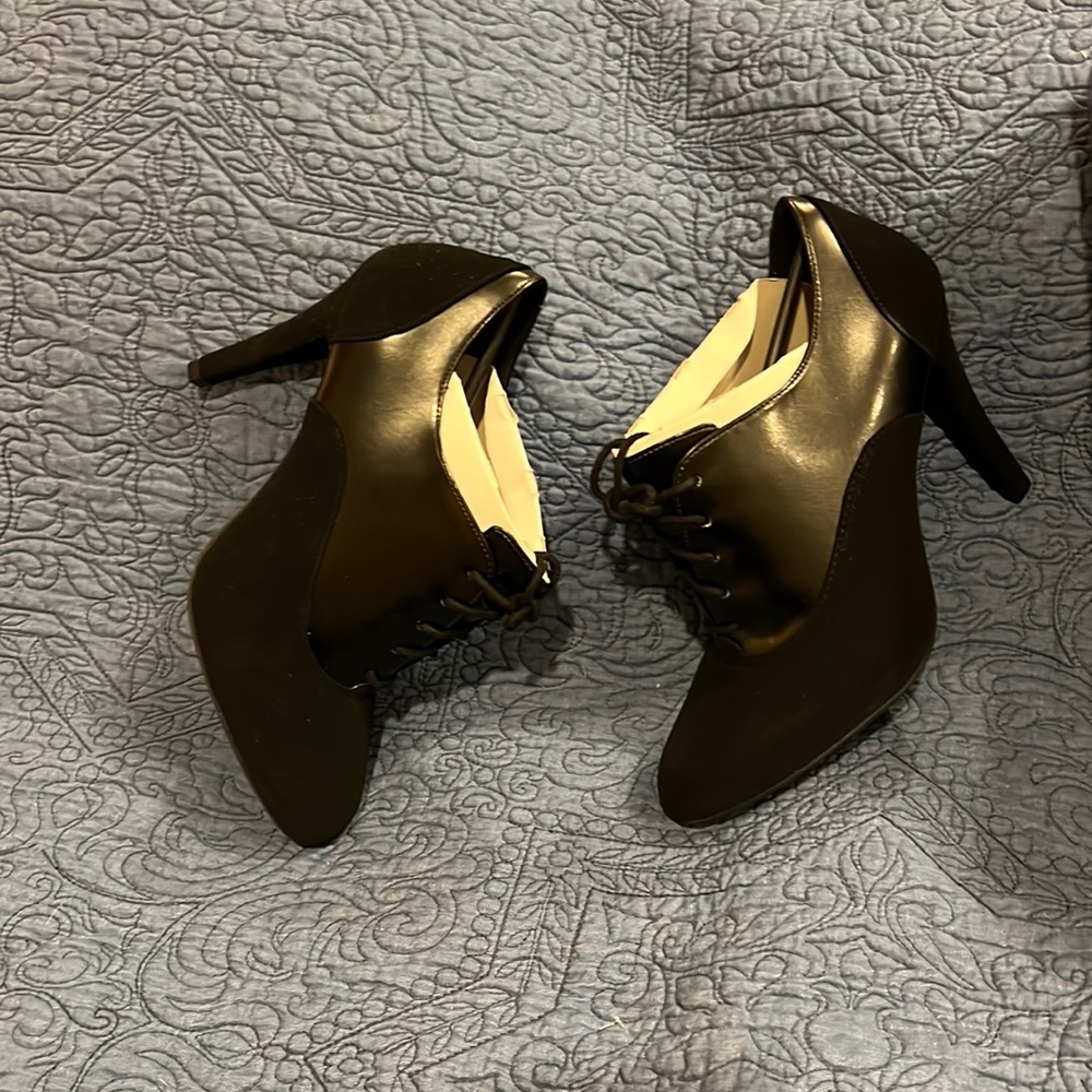 NIB - Fioni Madison Black 7.5 Wide Pumps
